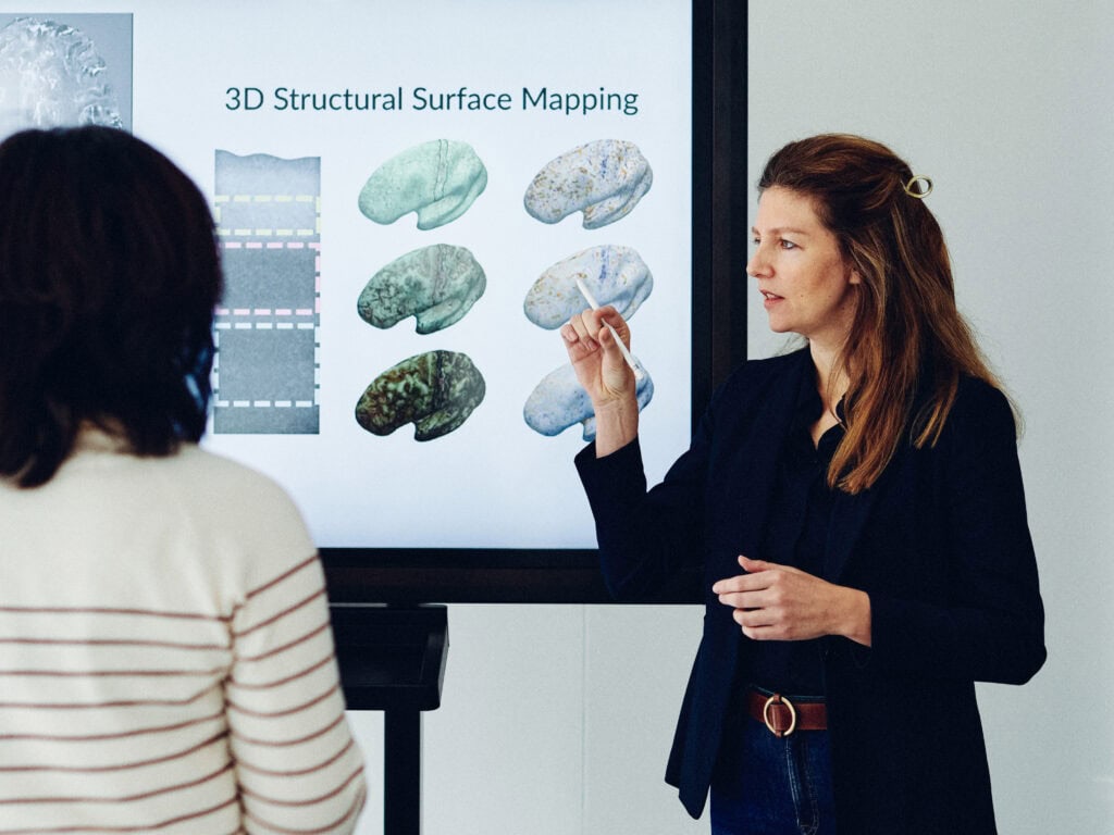 Wissenschaftlerin präsentiert 3D Structural Surface Mapping von Gehirnstrukturen vor einem Publikum