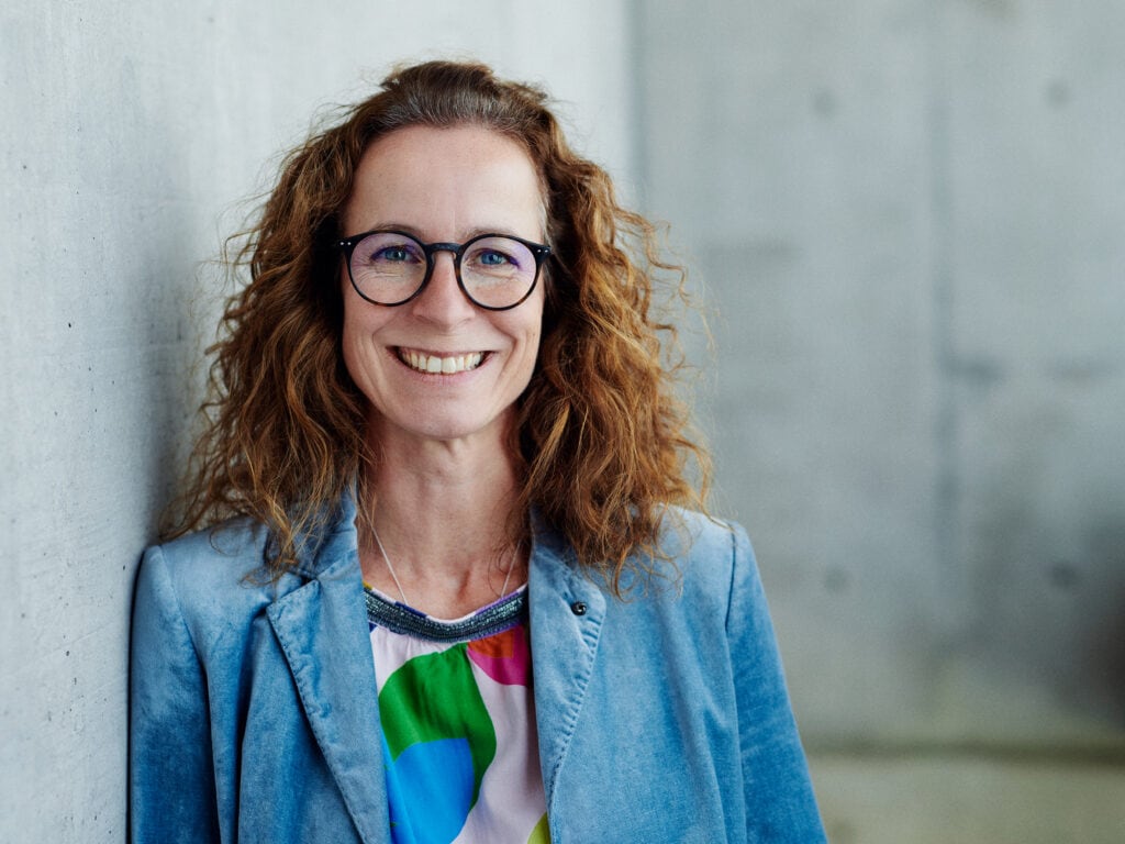 Portrait von Dr. Stefanie Hennig, Mitglied des Vorstands der Stiftung für Hirnforschung am HIH und Leiterin des Fundraisings der Gemeinnützigen Hertie-Stiftung